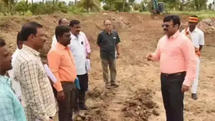 பென்னாகரம்: சோமனஹள்ளி ஏரியில்  நடைபெற்று வரும் தூர்வரும் பணியினை மாவட்ட ஆட்சித்தலைவர் திரு.ரெ.சதீஸ், அவர்கள் பார்வையிட்டார்