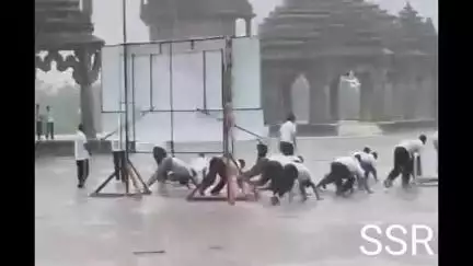रतलाम नगर: विश्व योग दिवस पर डाक विभाग के कर्मचारियों ने बारिश के बीच मांगल्य मंदिर परिसर में किया योगाभ्यास