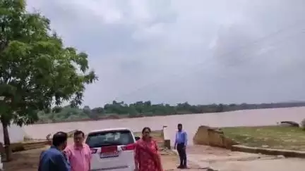 सिमडेगा: उपायुक्त ने गरजा स्थित शंख नदी संगम तट का किया निरीक्षण