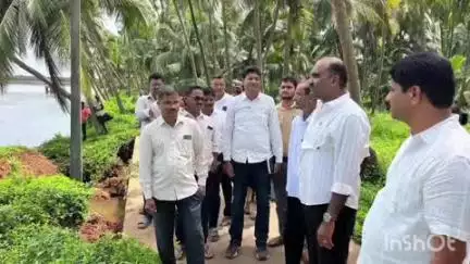 ಉಡುಪಿ: ಉಪ್ಪೂರು ನದಿ ಕೊರೆತ ಪ್ರದೇಶಕ್ಕೆ ಅಧಿಕಾರಿಗಳೊಂದಿಗೆ ಶಾಸಕ ಯಶ್ಪಾಲ್ ಸುವರ್ಣ ಭೇಟಿ, ಪರಿಶೀಲನೆ