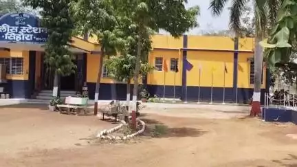 तुमसर: वाहनी येथे विनापरवाना रेतीची चोरटी वाहतूक करणारा ट्रॅक्टर सिहोरा पोलिसांच्या ताब्यात, आरोपीविरुद्ध गुन्हा दाखल