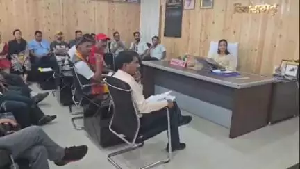 पिथौरागढ़: मेयर कल्पना देवलाल की अध्यक्षता में नगर निगम सभागार में विभिन्न अधिकारियों के साथ बैठक आयोजित