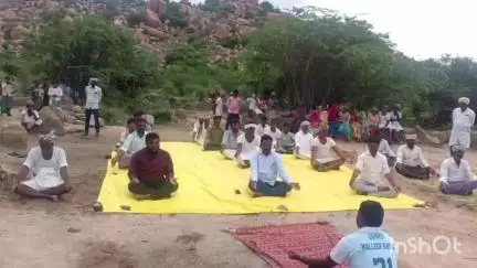 ಸಿಂಧನೂರು: ಸೋಮಲಾಪುರ ಗ್ರಾಮದ ಗೋಕಟ್ಟೆ ದಂಡೆ ಮೇಲೆ ನರೇಗಾ ಕೂಲಿ ಕಾರ್ಮಿಕರಿಂದ ಯೋಗ