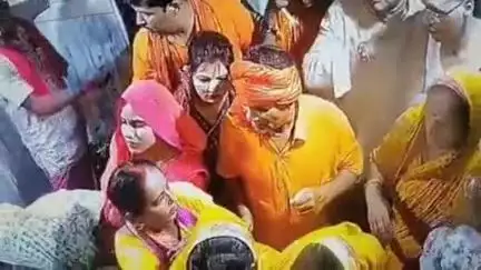जरमुण्डी: बासुकिनाथ मंदिर के मैया मंदिर के गर्भगृह में महिला की चैन खींचते हुए सीसीटीवी में कैद 2 चोर