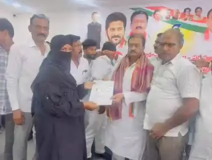 కామారెడ్డి: పట్టణంలో ముఖ్యమంత్రి సహాయ నిధి నుండి మంజూరైన చెక్కులను పంపిణీ చేసిన రాష్ట్ర ప్రభుత్వ సలహాదారుడు షబ్బీర్ అలీ