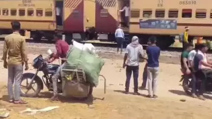पानीपत: ट्रेन के आगे कूदकर पानीपत में युवक ने की आत्महत्या, 1 किलोमीटर दूर मिली गर्दन; शरीर के 20 टुकड़े बरामद