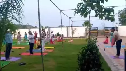 औंढा नागनाथ: वृंदावन लॉन्स येथे आंतरराष्ट्रीय योग दिनानिमित्त योग शिबिर पार पडले