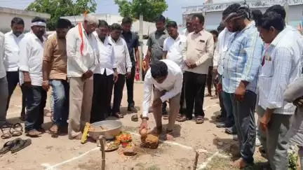 సిర్పూర్ టి: ప్రజా పాలనలో కాంగ్రెస్ ప్రభుత్వం నిరుపేదలకు ఇందిరమ్మ ఇళ్లను నిర్మిస్తుందని ఇట్యాలలో తెలిపిన ఎమ్మెల్సీ దండే విఠల్