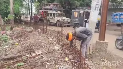 विदिशा नगर: सौंठिया अंडरब्रिज से मेडिकल कॉलेज तक जानेवाले मार्ग पर रेलवे बना रहा था दीवार, आपत्ति के बाद रोका गया काम