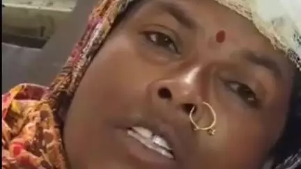 अंबाजोगाई: काळवटी तांडा येथे घरकुल मंजुरीच्या बदल्यात २० हजार रुपये न दिल्याने महिलेस बेदम मारहाण