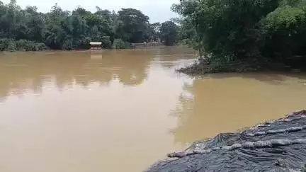 তমলুক: পাঁশকুড়ায় কংসাবতী নদীর বাঁধ মেরামতের কাজ দেখতে এলেন জেলাশাসক, কাছে পেয়ে কাজের গতি নিয়ে ক্ষোভ উগড়ে দিল এলাকাবাসী