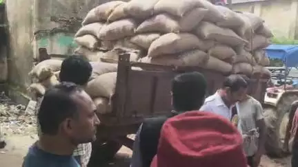 लोहरदगा: उपायुक्त डॉ. ताराचंद ने लोहरदगा ब्लॉक मोड़ स्थित जनवितरण गोदाम में रखे खाद्यान्नों का किया औचक निरीक्षण
