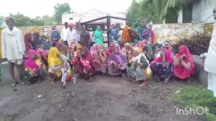 अरनोद: मोहेड़ा पंचायत में मनरेगा भुगतान को लेकर प्रदर्शन, पंचायत भवन के बाहर ताला लगाया गया