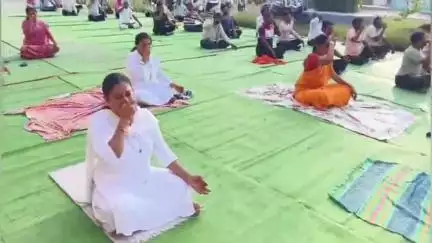 मुर्तीजापूर: नगरपरिषद कार्यालयातील प्रांगणात ११ वे आंतरराष्ट्रीय योग दिनानिमित्त पतंजली योग समितीच्या वतीने योग महोत्सवाचे आयोजन
