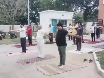 व्यवहार न्यायालय मानपुर में किया गया विश्व योग दिवस का आयोजन।