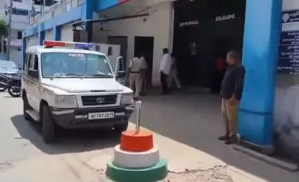 ప్రభుత్వ వైద్యశాలలో చికిత్స అనంతరం మాజీ ఎమ్మెల్యే చెవిరెడ్డి భాస్కర్ రెడ్డిని జిల్లా జైలుకు తరలించిన పోలీసులు
