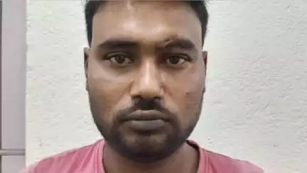 গোসাবা: পুরানো মামলার ওয়ারেন্টের ভিত্তিতে দুলকি থেকে গ্রেফতার যুবককে শনিবার বিকালে কোর্টে হলে বিচারক ধৃতের জামিন দিলেন