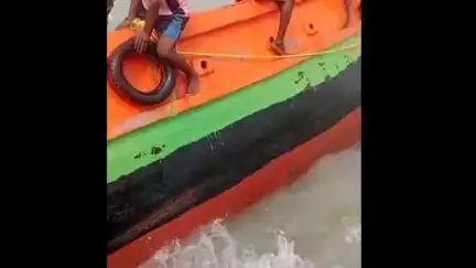 নামখানা: উত্তাল সমুদ্রের ঢেউয়ের কবলে পড়ে ডুবে গেল একটি ট্রলার এফবি শাকিলা নামখানার এলাকার ঘটনা