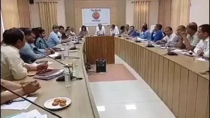 शाहजहांपुर: नदियों को स्वच्छ रखने के संबंध में जिलाधिकारी की अध्यक्षता में कलेक्ट्रेट सभागार में बैठक संपन्न हुई