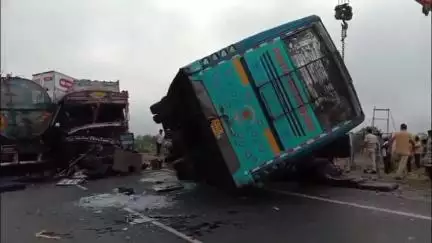ब्यावर: ब्यावर में कालिंजर के पास स्लीपर कोच बस, टैंकर और ट्रेलर में जोरदार भिड़ंत, 25 घायल, 4 को अजमेर रैफर, प्रशासन अलर्ट