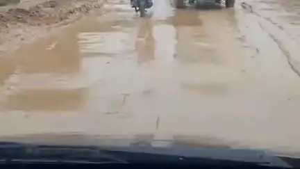 नूरपुर: नूरपुर चम्बा सड़कमार्ग ओआ लेतरी के पास सड़क पर कीचड़ का साम्राज्य, सड़क के साथ कॉलोनी के लिए पहाड़ी की कटिंग बनी कारण