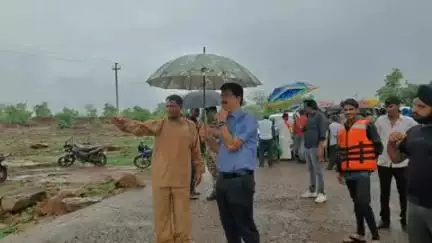 गुना नगर: कोहन नदी में हादसे के बाद कलेक्टर एसपी ने लिया घटनास्थल का जायजा, मृतकों के परिजनों को मुआवजा देने के निर्देश