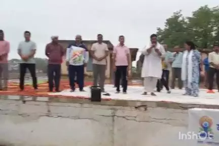 पोहरी: पोहरी एलएसजीके महाविद्यालय में अंतर्राष्ट्रीय योग दिवस मनाया गया, अधिकारियों सहित जनप्रतिनिधियों ने किया योग