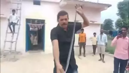 बरही: करौंदी कला गांव में घर पर निकला कोबरा सांप, सर्प मित्र ने किया रेस्क्यू