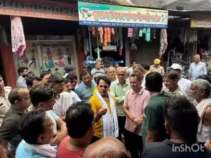 महवा: महुआ विधायक पहुंचे मुख्य बाजार, अग्नि पीड़ित व्यापारी को हर संभव मदद का दिया आश्वासन