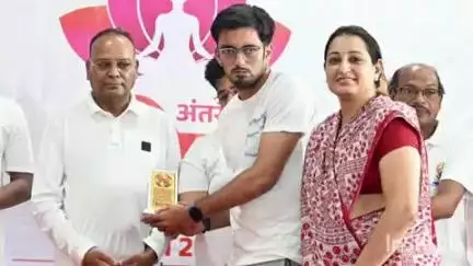 धमतरी: हरदिया साहू समाज भवन में आयोजित कार्यक्रम में कुरूद विधायक ने दो युवकों को किया सम्मानित
