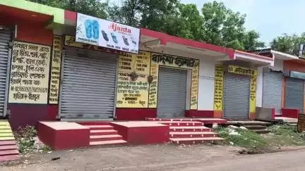 লাভপুর: লাভপুরের হাতিয়া গ্ৰামে বোমাবাজির ঘটনায় ১২ঘন্টার মধ্যে ওই গ্ৰাম থেকে এক ড্রাম তাজা বোমা উদ্ধার করলো পুলিশ