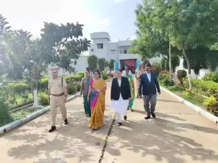 సంగారెడ్డి: సంగారెడ్డి జిల్లా కందిలోని సెంట్రల్ జైలు ను తనిఖీ చేసిన జిల్లా ప్రధాన న్యాయమూర్తి భవాని చంద్ర
