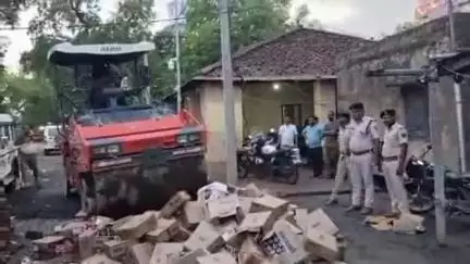 दुर्गावती: दुर्गावती थाने में 8 कांडों में जब्त 2615 लीटर शराब को वरीय पदाधिकारियों के निर्देश पर किया गया विनष्ट