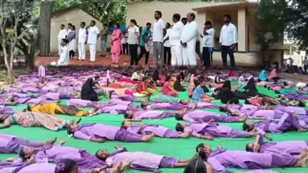 పలమనేరు: జడ్పీ గర్ల్స్ హై స్కూల్ నందు ఘనంగా అంతర్జాతీయ యోగా దినోత్సవం, పాల్గొన్న అధికారులు యోగ విశిష్టతను తెలిపారు.