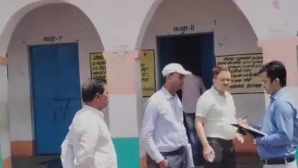 अकोढ़ी गोला: एसडीएम डेहरी ने अकोढ़ीगोला प्रखंड के अंतर्गत विभिन्न मतदान केंद्रों का किया निरीक्षण