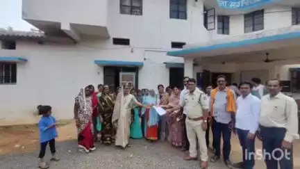 मगरलोड: अध्यक्ष, पार्षद व वार्डवासियों ने नशीले पदार्थों की बिक्री पर रोकथाम की मांग को लेकर मगरलोड थाना प्रभारी को सौंपा ज्ञापन