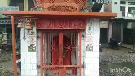 कर्वी: स्टेशन रोड में स्थित हनुमान जी महाराज का प्राचीन मंदिर, व्यापारियों की आस्था का प्रमुख केंद्र है