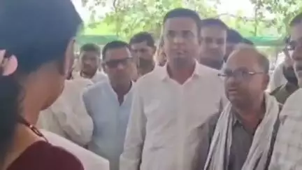 दमोह: तहसीलों में स्थानांतरण न होने से परेशान पटवारियों ने कलेक्टर के नाम सौंपा ज्ञापन