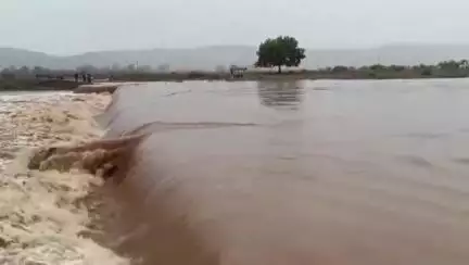 कर्वी: चित्रकूट में तेज बारिश के बाद चमरौहा की बरदहा नदी का जलस्तर बढ़ा, ग्रामीण नदी के जल स्तर कम होने का कर रहे इंतजार