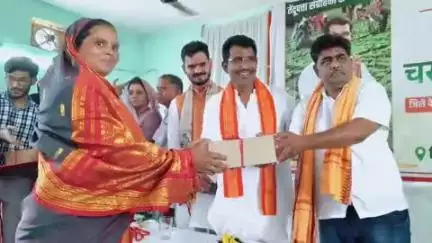 राजिम: छुरा ब्लॉक मुख्यालय में चरण पादुका वितरण समारोह में विधायक शामिल हुए
