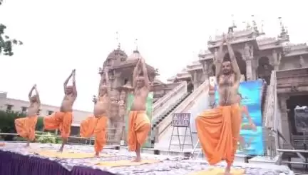 વડોદરા ઉત્તર: આંતરરાષ્ટ્રીય યોગા દિવસ નિમિત્તે અટલાદરા બીએપીએસ સ્વામિનારાયણ મંદિર ખાતે સંતો સહિતનાઓ દ્વારા યોગા કરવામાં આવ્યા
