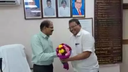 సర్వజనఆస్పత్రిసూపరింటెండెంట్  ఆత్మరామ్ కు  పుష్పగుచ్చం అందజేసి అభినందనలు తెలిపిన డిప్యూటీ కలెక్టర్ మల్లికార్జున రెడ్డి