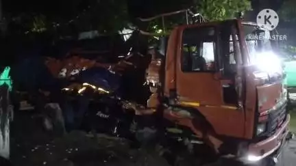 মাথাভাঙা ১: মাথাভাঙ্গা কালিবাড়ি সংলগ্ন এলাকায় একটি ট্রাক নিয়ন্ত্রণ হারিয়ে উল্টে গেলে আহত ট্রাক চালক এবং ট্রাকের ব্যাপক ক্ষতি