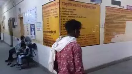 रानीगंज: जामताली गांव के पास सड़क के किनारे बैठे लोगों को टक्कर मारते हुए अनियंत्रित ई-रिक्शा पलटा, चार घायल