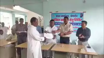 डोमचांच: राजस्व शिविर में जनप्रतिनिधियों द्वारा लाभुकों को शुद्धि पत्र वितरित किए गए