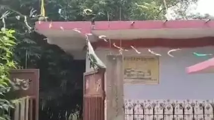 सुप्पी: सुप्पी में सामाजिक सौहार्द बिगाड़ने की कोशिश, मंदिर पर लगाया इस्लामिक झंडा, दीवारों पर लिखे इस्लामी शब्द