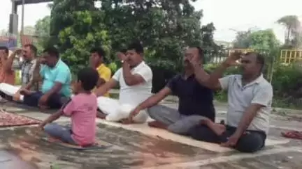 सरैयाहाट: अंतरराष्ट्रीय योग दिवस पर पुलिस कर्मियों ने सरैयाहाट थाना परिसर में किया योगाभ्यास
