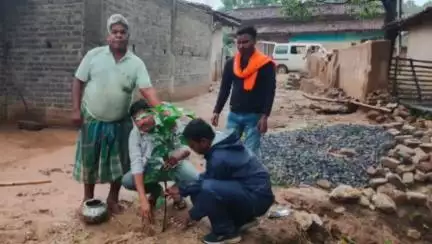 लैलूंगा: गहना झरिया के 333 पीएम आवास के हितग्राहियों ने आवास परिसर में आम, जामून एवं कटहल के पौधे लगाए, पर्यावरण की रक्षा के लिए