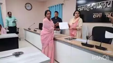 नवादा: समाहरणालय सभा कक्ष में संकुल स्तरीय संघ की जीविका दीदी को डीडीसी द्वारा निबंधन प्रमाण पत्र किया गया प्रदान