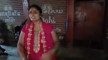 जगदीशपुर: मोजाहिदपुर थाना क्षेत्र के शीतला स्थान चौक पर ससुराल जाने के लिए एक महिला घंटो करती रही प्रयास